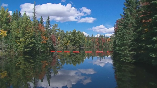 As nuvens são refletidas num lago em Huntsville, Ontário - 25 de setembro de 2014 (Sean MacInnes/CTV Toronto)