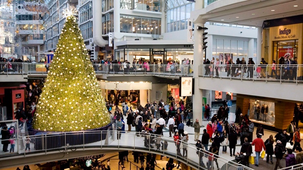 Pessoas compram presentes de Natal no Eaton Centre em Toronto. (The Canadian Press/Darren Calabrese)