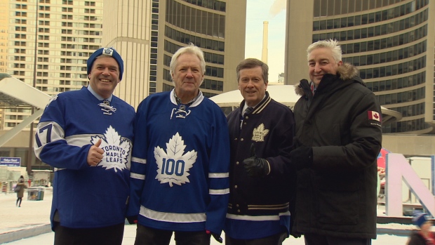 Arthur Potts, deputado provincial por Beaches-East York, Darryl Sittler, ex-Toronto Maple Leafs, John Tory, presidente de Toronto, e Dale Hooper, Gerente da Marca Rogers, anunciaram planos para comemorar 100 anos de hóquei em Toronto. (Trevor Dunn / CBC)
