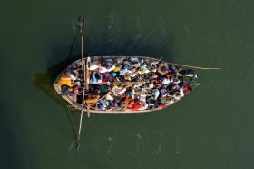 DEZANOVE MORTOS EM ACIDENTE COM BARCO NO RIO GANGES, ÍNDIA