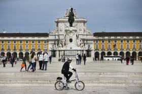 CICLISTAS PROTESTAM HOJE EM LISBOA CONTRA POSSÍVEL USO OBRIGATÓRIO DE CAPACETES