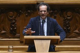 INDEPENDENTE DO PS SUGERE MOÇÃO DE CONFIANÇA, CÉSAR REMETE PSD/CDS PARA MOÇÃO DE CENSURA