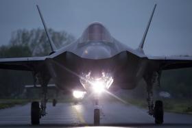 CHEFE DO PENTÁGONO ORDENA REVISÃO DE PROGRAMA DE CAÇAS FURTIVOS F-35