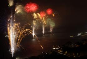 FOGO-DE-ARTIFÍCIO NA MADEIRA BATE RECORDE DE DISPAROS E ENCANTA MILHARES DE PESSOAS