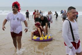 ADEPTOS DO PRIMEIRO MERGULHO DO ANO FORAM A CARCAVELOS CUMPRIR A TRADIÇÃO