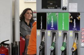 ASSUNÇÃO CRISTAS ABASTECE O CARRO PARA EXIGIR FIM DO ADICIONAL SOBRE IMPOSTO DOS COMBUSTÍVEIS