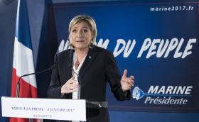 LE PEN DIZ QUE OU BRUXELAS DEVOLVE PODERES À FRANÇA OU ESTA DEVE SAIR DA UE