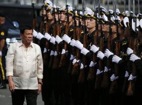 PRESIDENTE DAS FILIPINAS ORDENA BOMBARDEAMENTO DE EXTREMISTAS E SEUS REFÉNS