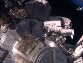 DOIS ASTRONAUTAS DA ESTAÇÃO ESPACIAL INTERNACIONAL INICIAM SAÍDA ORBITAL