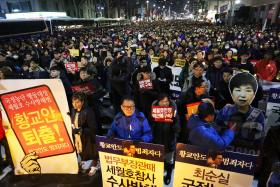MONGE IMOLA-SE PELO FOGO EM PROTESTO CONTRA PRESIDENTE SUL-COREANA