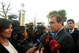 ÓBITO/SOARES: PASSOS COELHO FOI À SEDE DO PS ESCREVER NO LIVRO DE CONDOLÊNCIAS