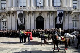 URNA DE MÁRIO SOARES TRANSFERIDA PARA ARMÃO MILITAR