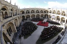 MÁRIO SOARES: 500 CONVIDADOS RECEBEM EM SILÊNCIO URNA NOS CLAUSTROS DOS JERÓNIMOS