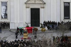 MÁRIO SOARES: CERIMÓNIAS FÚNEBRES TERMINAM NO CEMITÉRIO DOS PRAZERES COM FORTES APLAUSOS