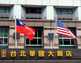 PEQUIM REITERA A TRUMP QUE POLÍTICA ‘UMA SÓ CHINA’ É INEGOCIÁVEL