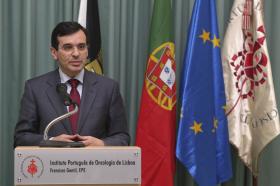 PROFISSIONAIS DE SAÚDE TÊM SIDO “UNS HERÓIS” NO COMBATE À GRIPE – MINISTRO