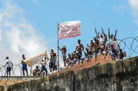 PRESOS VOLTAM A AMOTINAR-SE NA CADEIA BRASILEIRA ONDE DOMINGO MORRERAM 26 DETIDOS