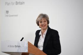PM BRITÂNICA PROMETE GARANTIR OS DIREITOS DOS EUROPEUS RESIDENTES NO REINO UNIDO