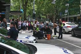 PELO MENOS UM MORTO DEPOIS DE CARRO ATINGIR TRANSEUNTES EM MELBOURNE (AUSTRÁLIA)