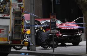 TRÊS MORTOS E 20 FERIDOS APÓS CARRO ATINGIR TRANSEUNTES EM MELBOURNE (AUSTRÁLIA) – NOVO BALANÇO