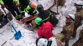 AVALANCHE/ITÁLIA: TRÊS CRIANÇAS RESGATADAS COM VIDA DOS ESCOMBROS DE HOTEL