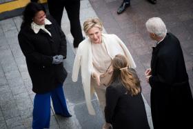 TRUMP PROMOVE OVAÇÃO DE PÉ A HILLARY CLINTON DURANTE ALMOÇO NO CONGRESSO