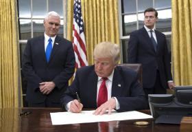 EUA: TRUMP ASSINA DECRETO CONTRA “OBAMACARE”