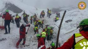 ITÁLIA/AVALANCHE: EQUIPAS DE SOCORRO RESGATAM MAIS UM SOBREVIVENTE DO HOTEL