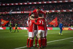BENFICA MANTÉM FC PORTO A QUATRO PONTOS, AO GOLEAR TONDELA