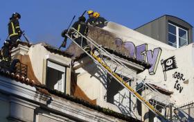 EXTINTO INCÊNDIO EM EDIFÍCIO NO ROSSIO, TRÂNSITO FAZ-SE NUMA DAS FAIXAS
