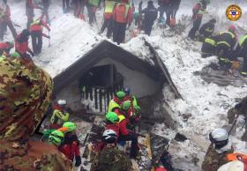 ITÁLIA/AVALANCHE: RETIRADOS TRÊS CACHORROS VIVOS DOS ESCOMBROS DE HOTEL