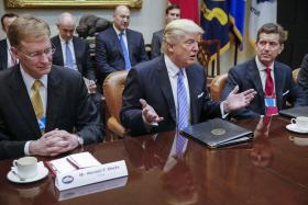 TRUMP ASSINA RETIRADA DOS EUA DO TRATADO TRANS PACÍFICO DE COMÉRCIO LIVRE