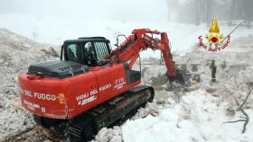 AUTORIDADES ITALIANAS TERMINAM BUSCAS NO HOTEL ATINGIDO POR AVALANCHE