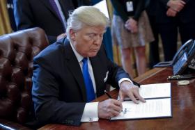 TRUMP JUSTIFICA RESTRIÇÕES À ENTRADA DE MUÇULMANOS NOS ESTADOS UNIDOS