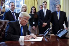 TRUMP GARANTE QUE CONSTRUÇÃO DE MURO NA FRONTEIRA DOS EUA COM O MÉXICO COMEÇARÁ “EM MESES”