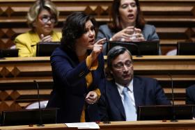 ASSUNÇÃO CRISTAS QUER SABER VALOR ATUAL DA DÍVIDA E COLA COSTA À GOVERNAÇÃO DE SÓCRATES