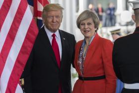 THERESA MAY “NÃO CONCORDA” COM A NOVA POLÍTICA DE IMIGRAÇÃO DE TRUMP