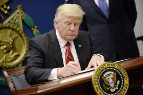TRUMP ASSINA DECRETO PARA IMPEDIR ENTRADA NO PAÍS DE “TERRORISTAS ISLÂMICOS RADICAIS”