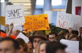 MILHARES DE PESSSOAS EM PROTESTOS NOS AEROPORTOS DOS EUA CONTRA MEDIDA DE IMIGRAÇÃO DE TRUMP