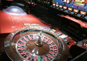 TRABALHADORES DA INDÚSTRIA DO JOGO PEDEM AUMENTOS SALARIAIS NAS RUAS DE MACAU