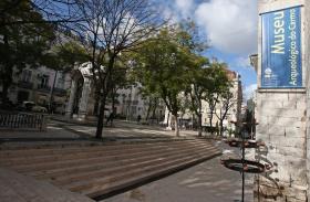 TRÂNSITO CORTADO NO LARGO DO CARMO, EM LISBOA, DEVIDO A VIATURA CONSIDERADA SUSPEITA