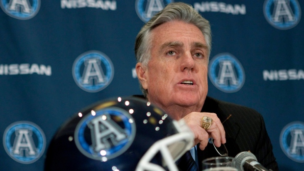 O novo diretor geral e ex-treinador dos Toronto Argonauts, Jim Barker, durtante uma conferência de imprensa para anunciar a nomeação de Scott Milanovich como treinador – foto de arquivo de 1 de dezembro de 2011. (The Canadian Press / Chris Young)