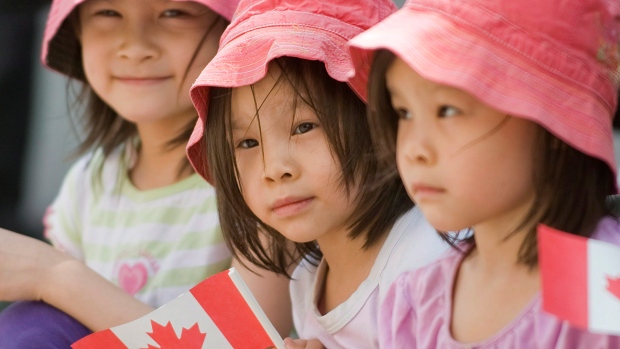 Crianças durante o desfile anual do Dia do Canadá em Montreal - 1 de julho de 2012. (Graham Hughes / The Canadian Press)