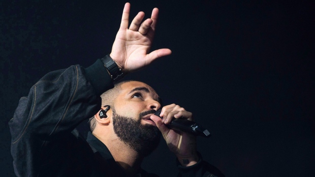 Drake durante um concerto integrado na Summer Sixteen Tour no Madison Square Garden - 5 de agosto de 2016, em Nova Iorque. (Charles Sykes / AP)