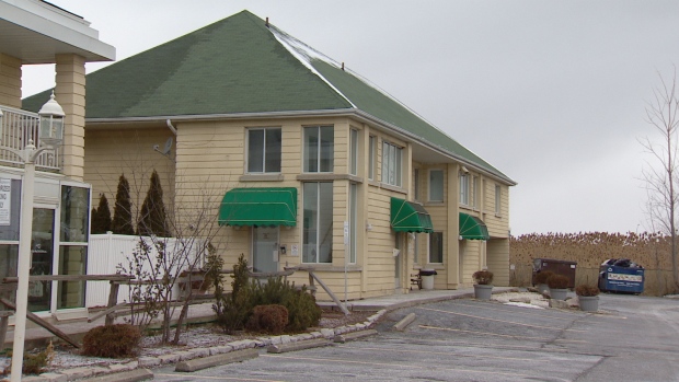 O Motel 7&7, perto da Queen Street East e Goreway Drive, em Brampton, é agora o lar para jovens sem-abrigo. (CBC News)