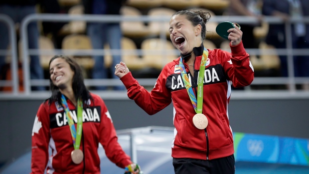 A canadiana Roseline Filion, à direita, festeja a medalha de bronze conquistada no Rio 2016 com Meaghan Benfeito. (Wong Maye-E / Associated Press)