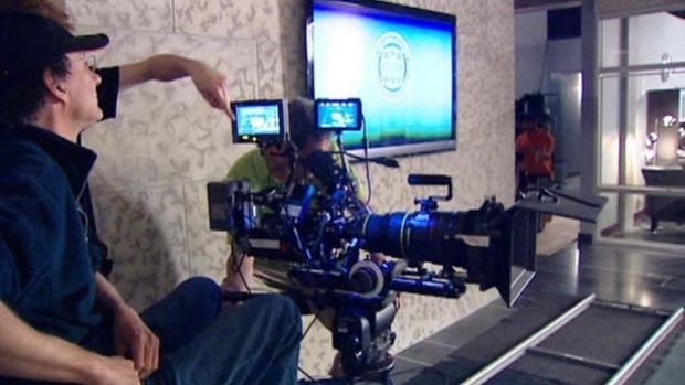 A indústria cinematográfica de Toronto emprega mais de 26 mil pessoas e traz mais de mil milhões de dólares em receita anual, de acordo com a presidente do conselho de cinema, Paula Fletcher. (CBC News)