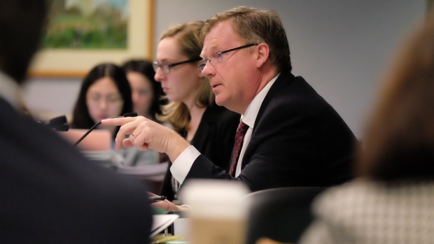 O presidente do Orçamento, Gary Crawford, lidera o debate na reunião do comité de orçamento de terça-feira. (John Rieti / CBC)