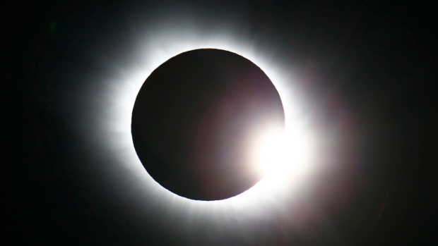 Os canadianos de costa a costa terão a oportunidade de ver um eclipse solar no dia 21 de agosto de 2017. (Haakon Mosvold Larsen / NTB Scanpix / AP)