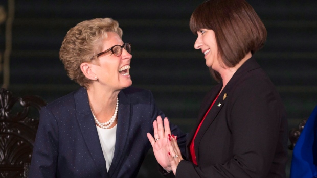 A primeira-ministra do Ontário, Kathleen Wynne, ri com Marie-France Lalonde, ministra do Governo e dos Serviços ao Consumidor e ministra responsável pelos Assuntos Francófonos, após o juramento no Queen's Park, em Toronto - 13 de junho de 2016. THE CANADIAN PRESS / Peter Power